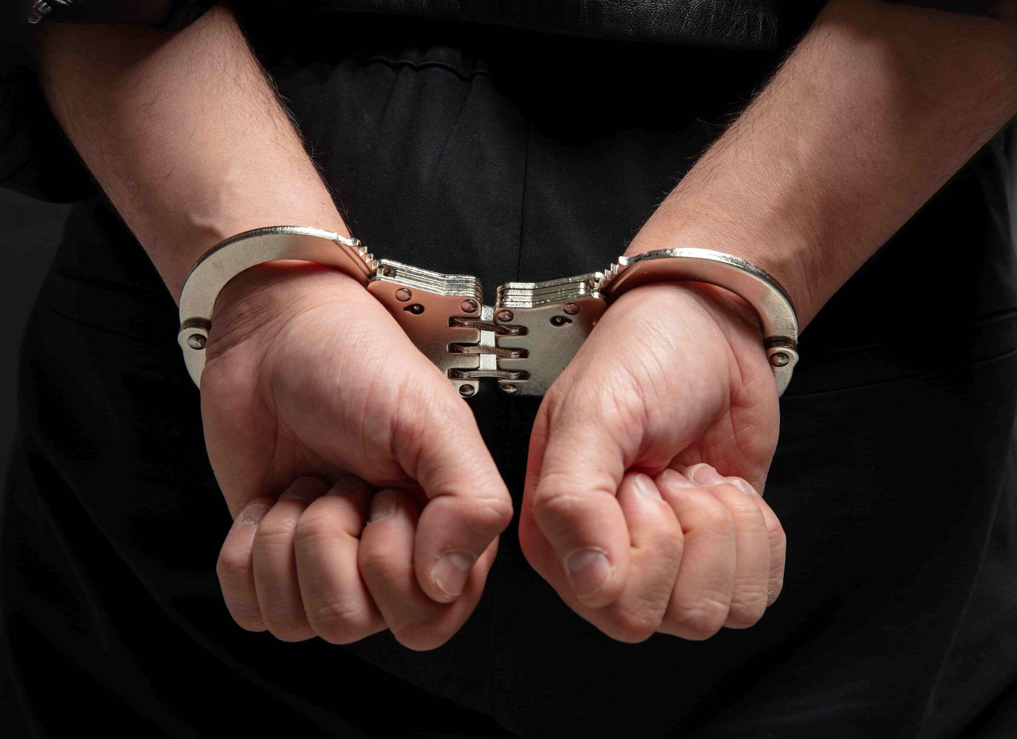 戴着手铐的母亲特写